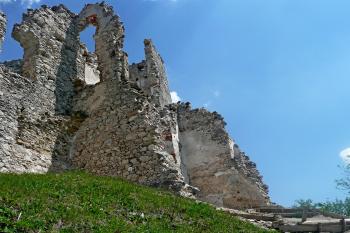 Zřícenina hradu Uhrovec (©aleshwarrior, 05/2012)