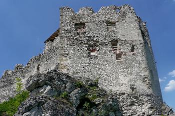 Zřícenina hradu Uhrovec (©aleshwarrior, 05/2012)