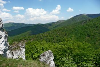 Zřícenina hradu Uhrovec,pohled z hradu na krajinu (©aleshwarrior, 05/2012)