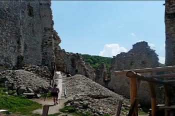 Zřícenina hradu Uhrovec (©aleshwarrior, 05/2012)