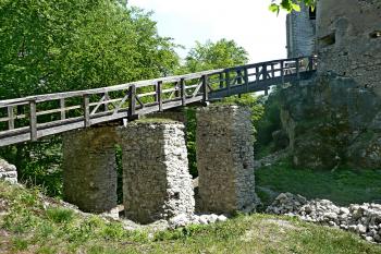 Zřícenina hradu Uhrovec,hlavní přístup do hradu (©aleshwarrior, 05/2012)