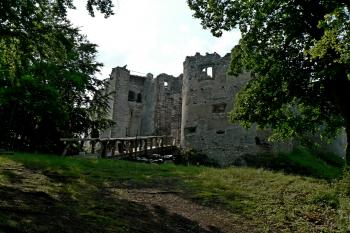 Vstupní plocha před vstupem po právě budovaném mostě do vlastního hradu (© Jan Ptáček, 07/2010)