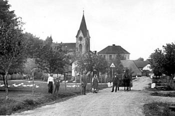 Pohled na krásnou budovu Obecné školy (© Svaz Historiků, 04/1922 (?))