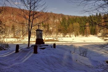 Pomníček u přehrady ( © Radovan Smokoň 03/2012)