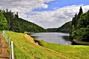 Přehradní nádrž Kamenička ( © Radovan Smokoň 07/2010)