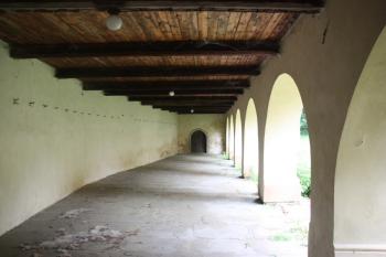 Přízemí ambitu a jižní portál kaple ( © Ivan Grisa 05/2011)
