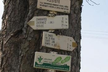 Rozcestník u kapličky ( © Jiří Čížek 04/2004)