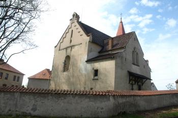 kostel od severovýchodu ( © Milan Caha 05/2010)