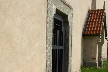 portál věže, v pozadí předsíň kostela ( © Milan Caha 05/2010)