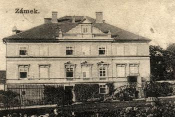 zámek od jihu na historické pohlednici (© anon.)