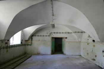 západní místnost přízemí tvrze ( © Pavel Zany Komárek 14. 6. 2006)
