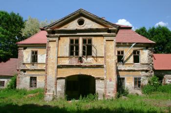 vstupní průčelí ( © Pavel Zany Komárek 14. 6. 2006)