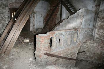 centrální prostor patra se schodištěm z přízemí ( © Pavel Zany Komárek 14. 6. 2006)