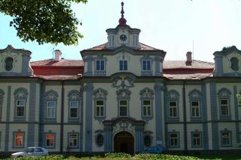 vstupní průčelí ( © Pavel Zany Komárek 14. 6. 2006)