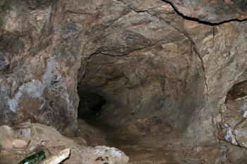 chodba pod vedlejším domem ( © Pavel Zany Komárek 14. 6. 2006)