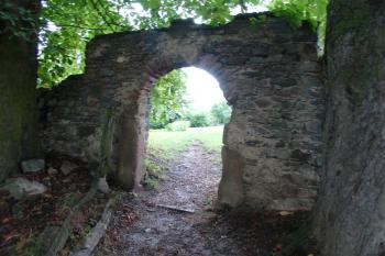 Vstupní branka ke kostelu ( © Jiří Čížek 07/2010)