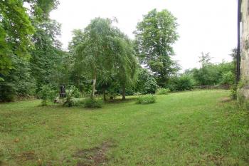 Areál původního hřbitova od branky ( © Jiří Čížek 07/2010)