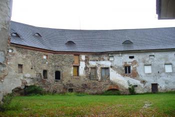 pohled na palácovou zástavbu od druhé brány (© zdeněk komínek, 09/2007)