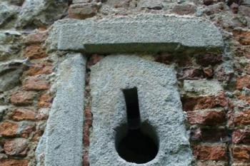 druhotně zazděná střílna ve vnějším zdivu zámku (© zdeněk komínek, 09/2007)