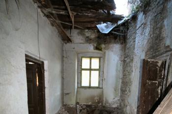 propadlé stropy v krčku mezi jižním a východním křídlem ( © Pavel Zany Komárek 10. 10. 2010)