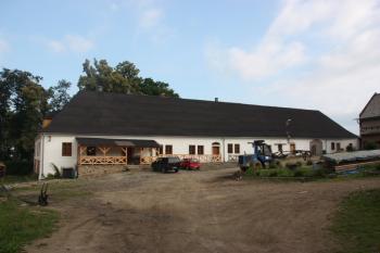 Obytné (severní) křídlo někdejšího vrchnostenského dvora ( © Ivan Grisa 07/2011)