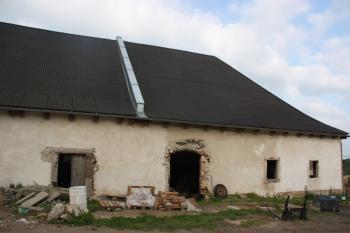 Západní křídlo někdejšího vrchnostenského dvora ( © Ivan Grisa 07/2011)
