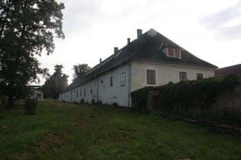 Obytné (severní) křídlo někdejšího vrchnostenského dvora od tvrziště ( © Ivan Grisa 07/2011)