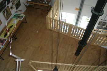 Volný prostor ve vodárenské věži zaplnila nová vestavba - dřevěná galerie (© Adam Prokeš, 07/2011)
