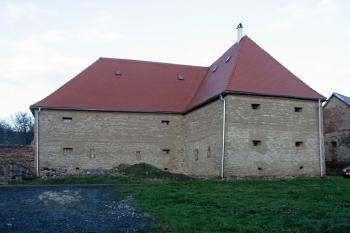 Východní strana ještě bez vchodu (© D Dohňanský, 12/2013)