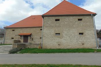 Vých.strana tvrze s vestavěným vchodem (© Dušan Dohňanský  04/2021)