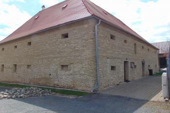 Sev. nároží bývalé tvrze (© Dušan Dohňanský  04/2021)
