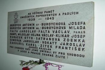 Pamětní deska umučených, popravených a padlých za 2. světové války (© Vojtěch Basl, 08/2010)
