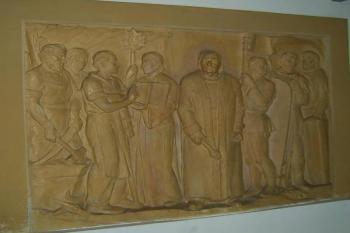 Reliéf ve vstupní síni (© Vojtěch Basl, 08/2010)