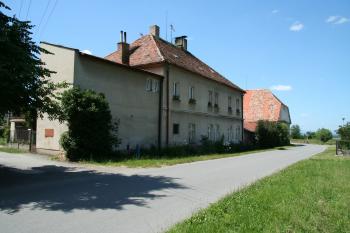 Celkový pohled na budovu a sýpku, na které je erb Vlkanovských ( © Petr Nožička 06/2010)