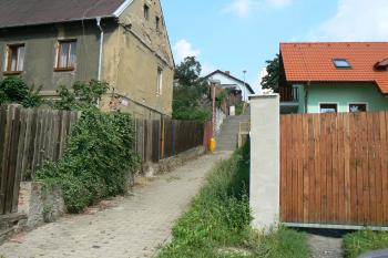 Schodiště na Lázeňský vrch, vpravo byla hlavní budova lázní. (© Prudký Martin, 08/2010)