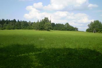Prostor náhorní (hlavní) akropole lemovaný valem. (© Miloš Gracias, 08/2010)