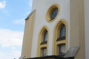 detail kostelních oken (© D Dohňanský, 08/2014)