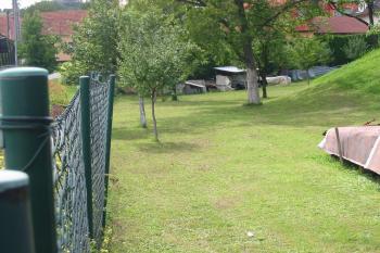 příkop na východě,vpravo se zvedá hradní jádro (© D Dohňanský, 08/2014)