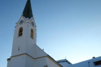 Strání - místo, kde stával hrad, dnes s náznaky valů (© Karel Světlík, 08/2010)