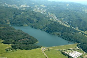 Janůvka – letecké foto lokality hradu a slušovické nádrže (© Karel Světlík, 08/2010)