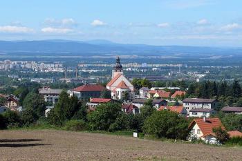 Rudolfov s kostelem sv. Víta od východu (v pozadí České Budějovice a pošumvaské vrcholy) (© Jiří Cukr, 08/2010)