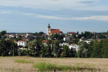 Rudolfov s kostelem sv. Víta od jihu (od obce Dubičné) (© Jiří Cukr, 08/2010)