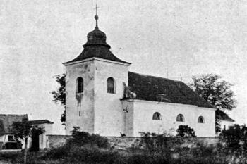 kostel od jihozápadu na počátku 20. století ( © Antonín Podlaha: Soupis památek historických a uměleckých v Království Českém, sv. 37 Politický okres kralovický, Archaelogická komise při České akademii císaře Františka Josefa pro vědy, slovesnost a umění, Praha 1912)