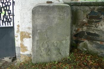 Náhrobník Jana st. Chlumčanského z Přestavlk (†1590) s erby Chlumčanských a Úlických z Plešnic vpravo od vchodu (© Prudký Martin, 08/2010)