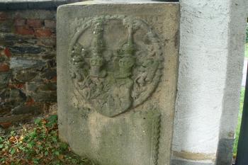 Náhrobník Jindřicha Jakuba Týřovského z Ensidle († 1618) vlevo od vchodu na hřbitov (© Prudký Martin, 08/2010)