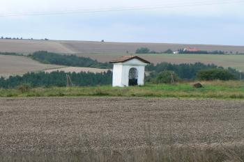 Kaplička nedaleko kostela (© Prudký Martin, 08/2010)