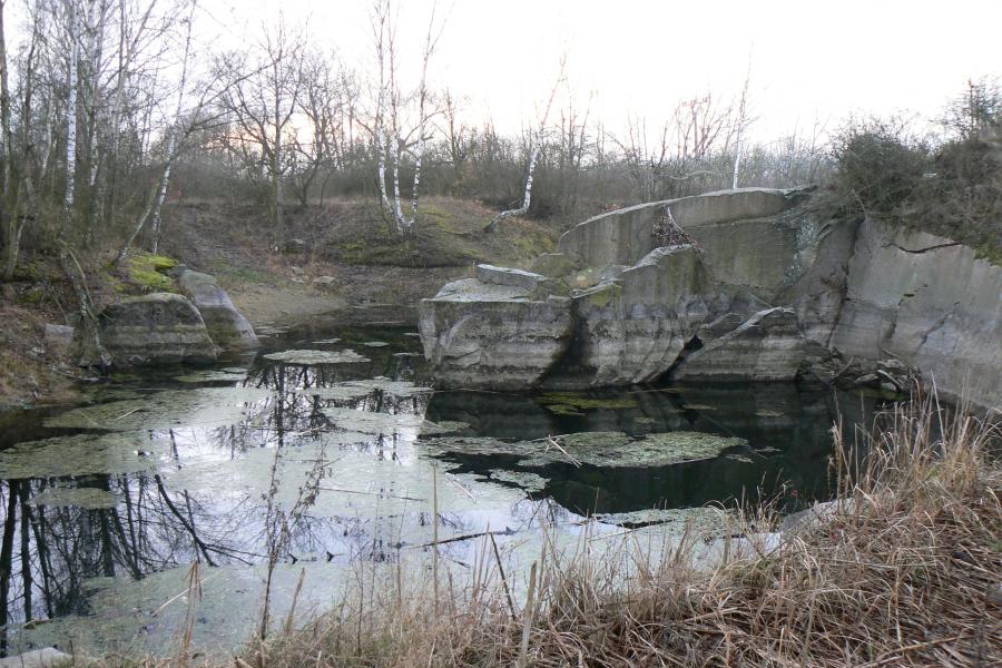 bývalý žulový lom