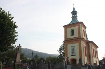Kostel od západu, vlevo v pozadí úbočí Kozákova ( © Ivan Grisa 09/2010)