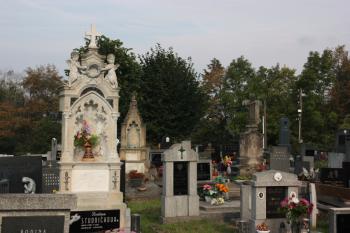 Novogotické a barokní náhrobky západně od kostela ( © Ivan Grisa 09/2010)