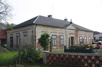 Bývalá fara východně od kostela ( © Ivan Grisa 09/2010)
